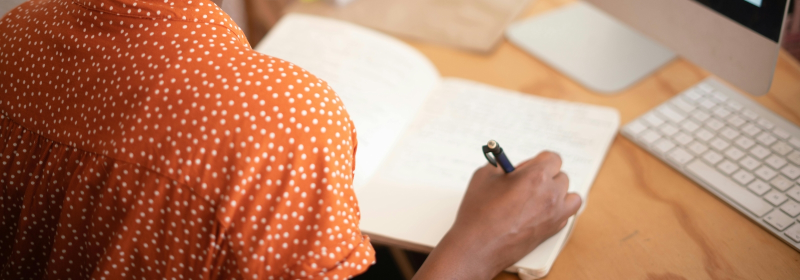 Studenti che scrive su un quaderno per sottolineare l'importanza dei corsi di redazione tecnica