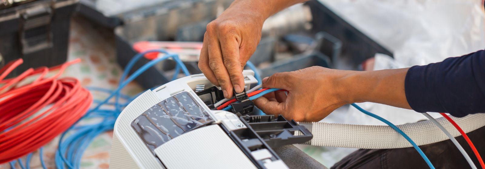 Immagine che rappresenta un esempio di manuale di uso e manutenzione, con focus su tecnologia e operazioni industriali.