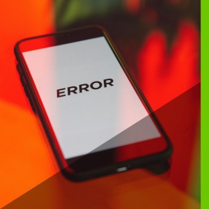 Schermo di smartphone che mostra la parola 'ERROR', rappresentando l'importanza di scrivere messaggi di errore software chiari ed efficaci.